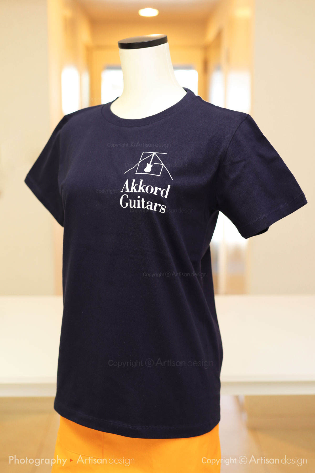 アコルトギターズ（AkkordGuitars）様｜Tシャツ（ギター修正・販売 会社）デザイントレース+プリント：ネイビー色（前面）