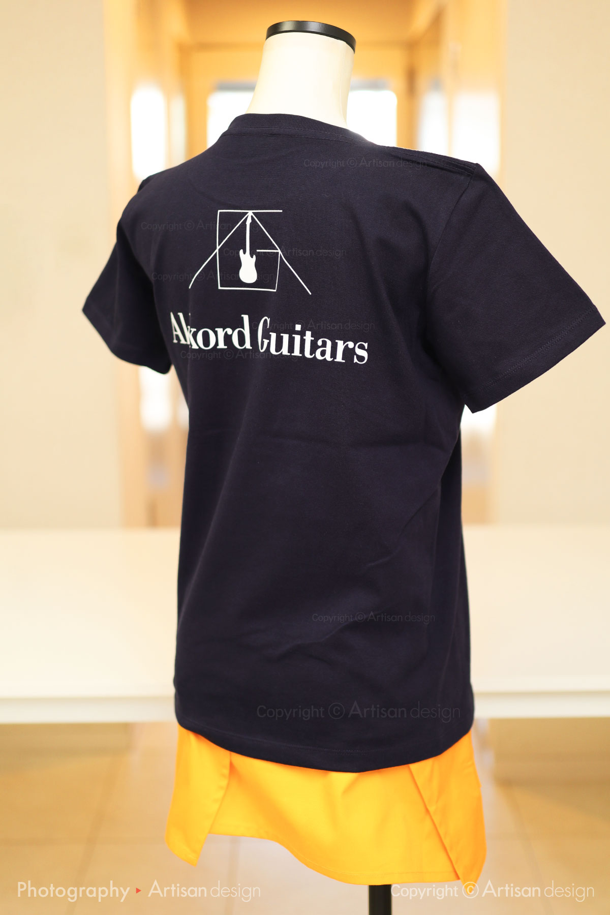 アコルトギターズ（AkkordGuitars）様｜Tシャツ（ギター修正・販売 会社）デザイントレース+プリント：ネイビー色（背面）
