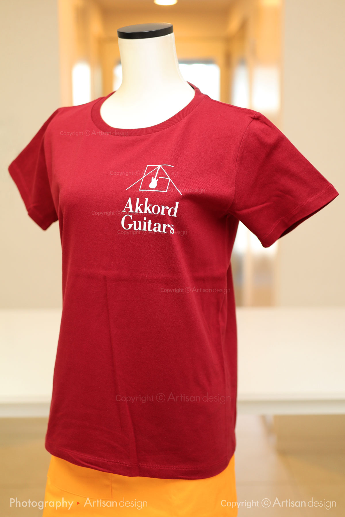 アコルトギターズ（AkkordGuitars）様｜Tシャツ（ギター修正・販売 会社）デザイントレース+プリント：バーガンディ色（前面）