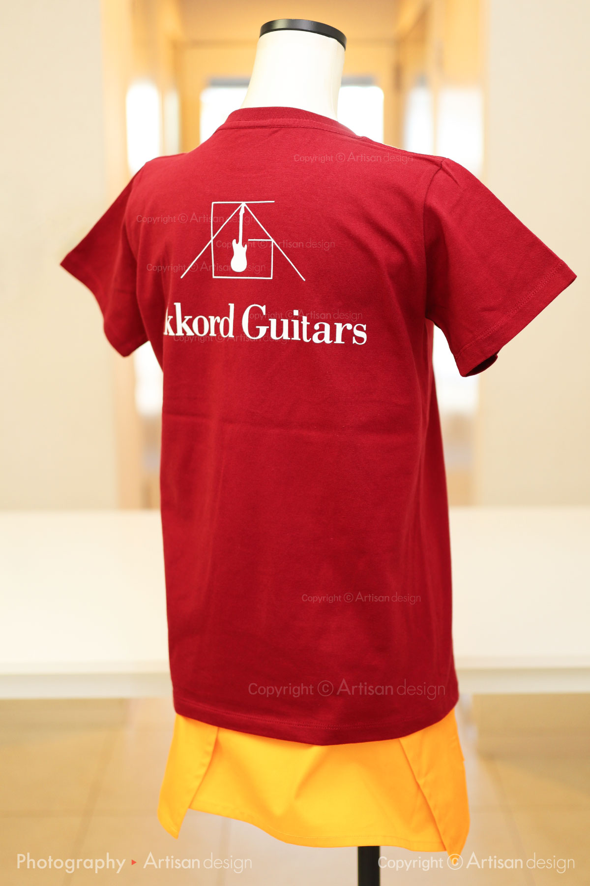 アコルトギターズ（AkkordGuitars）様｜Tシャツ（ギター修正・販売 会社）デザイントレース+プリント：バーガンディ色（背面）
