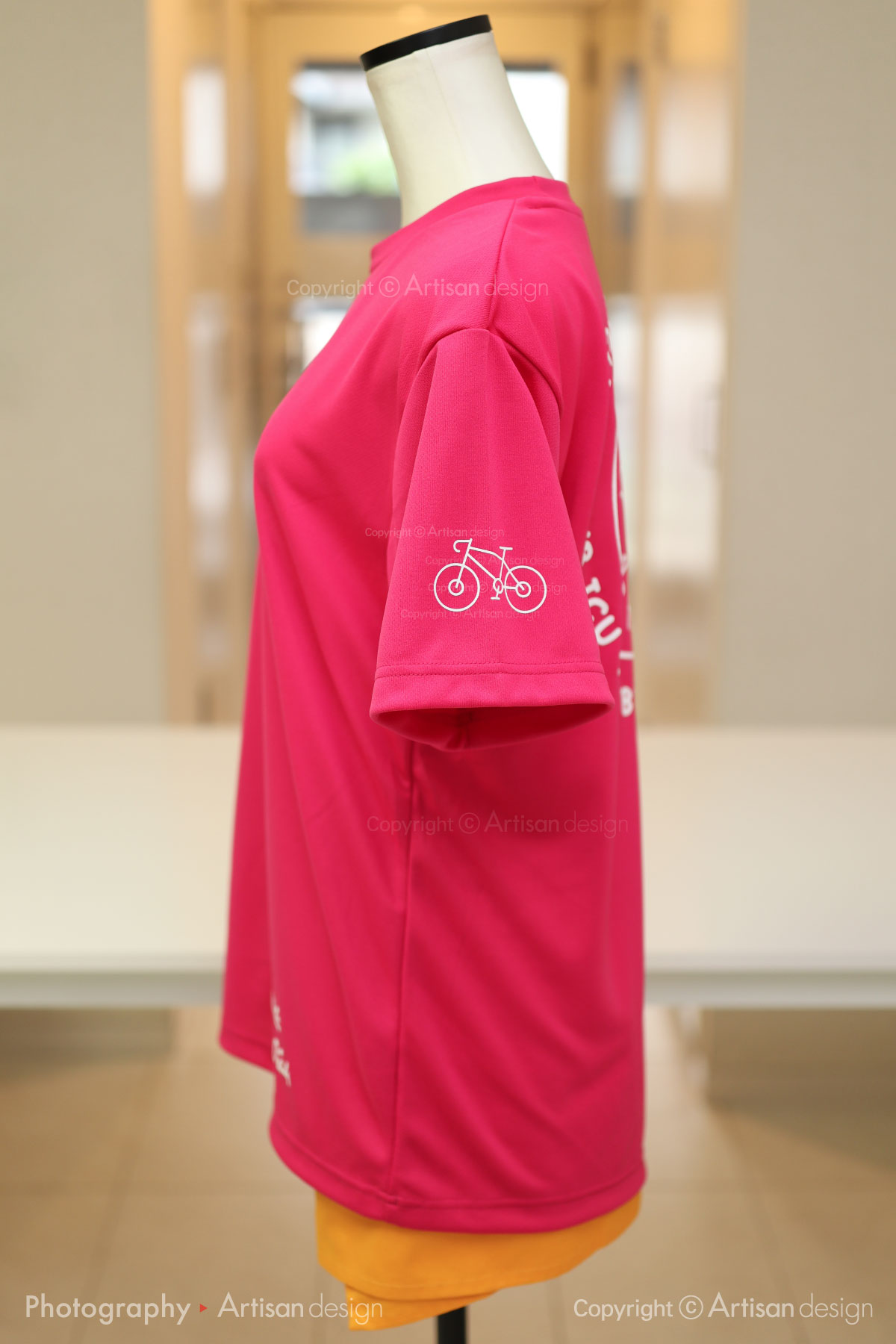 ICU サイクリング部 様｜Tシャツ（自転車サークル・部活）デザイントレース+プリント：ホットピンク色（左袖）