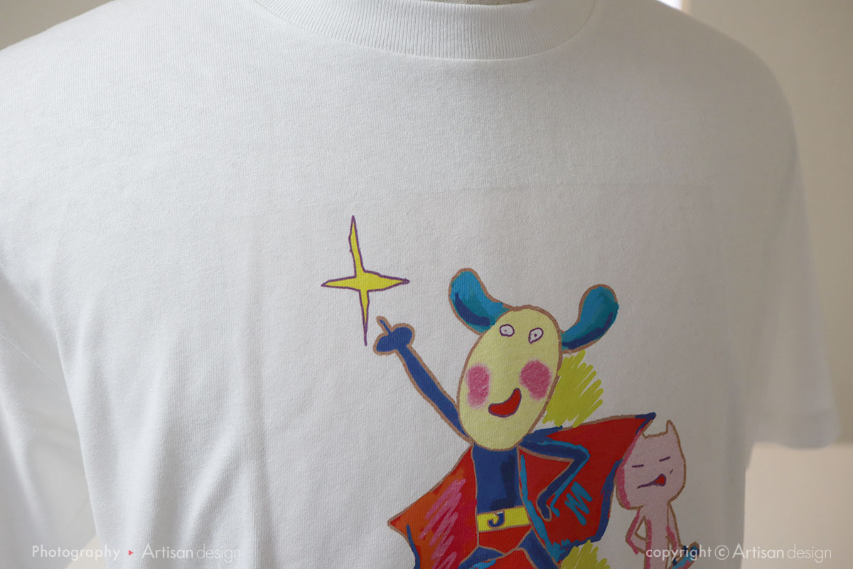 SUIKA 様｜Tシャツ（個人様・作家様）デザイントレース+プリント：ホワイト色（前面・アップ）