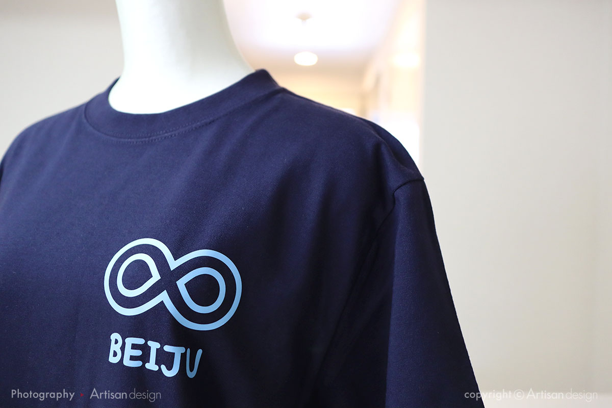 BEIJU 様｜Tシャツ（個人）デザイントレース+プリント：ネイビー色（前面・アップ）